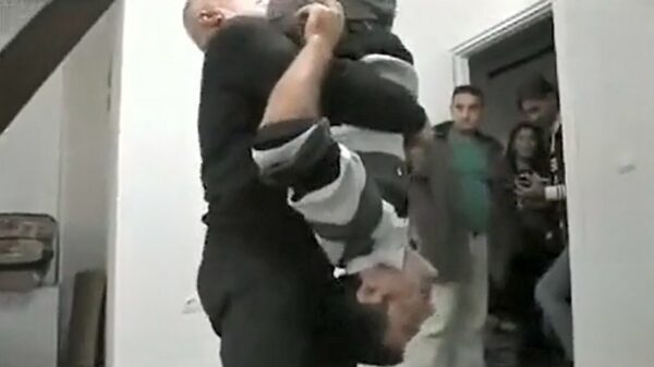 Oude doos: Turkse chiropractor helpt je rechtstreeks de rolstoel in