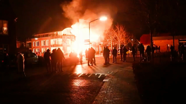 Kerstmis in Veen: fikkende auto's en brandweer bekogeld met vuurwerk