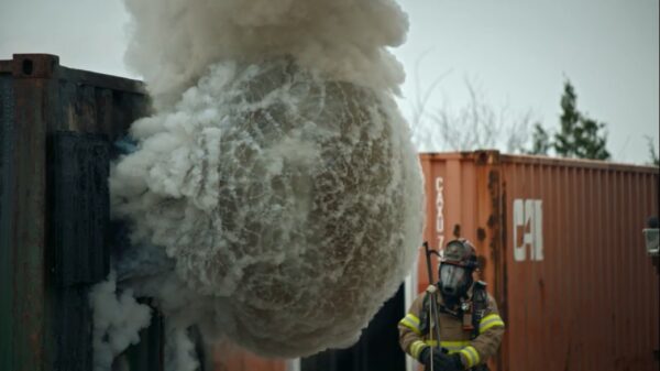 Slow motion-beelden tonen de angstaanjagende snelheid en kracht van een backdraft