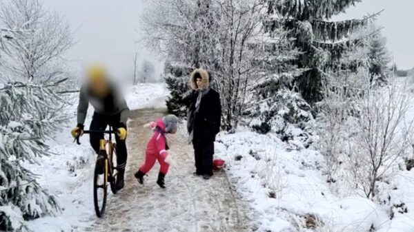 5-jarig Belgisch meisje krijgt knietje van veldrijder omdat z'n weg wordt geblokkeerd