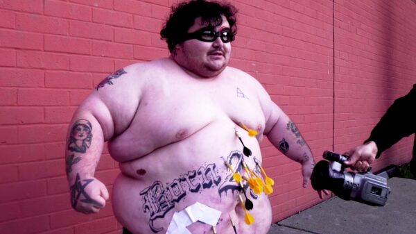 Debiele papzak gaat voortaan door het leven als menselijk dartboard