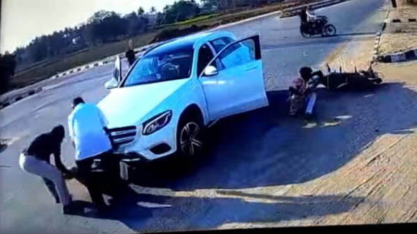 Stelletje komt goed weg als ze ondersteboven worden gereden door een Mercedes