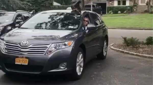 Subtiel uitparkeren staat niet in haar woordenboek