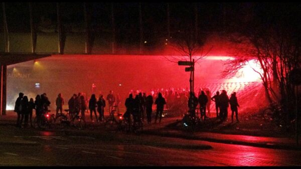 Jongeren bouwen gezellig feestje onder viaduct bij Staphorst, plisie grijpt niet in