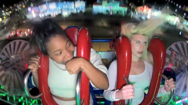 Blondie gaat tot 2 keer toe nokkie tijdens ritje in de slingshot