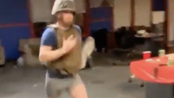 Wedden dat ik probleemloos door het raam spring?!