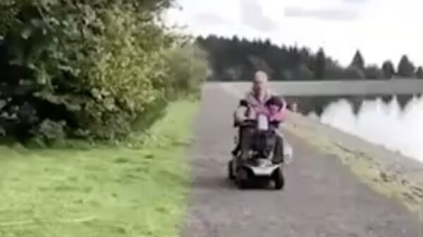 Een stukje meerijden op opa's scootmobiel