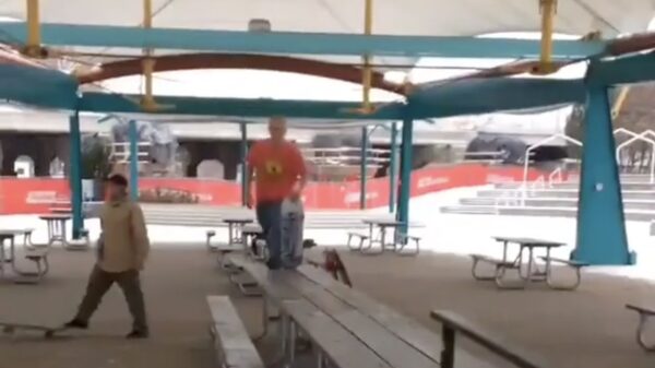 Ook op een biertafel kun je een pijnlijke nutshot krijgen