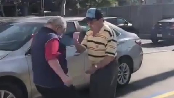 Rellende opa's gaan hilarisch op de vuist vanwege een parkeerplek