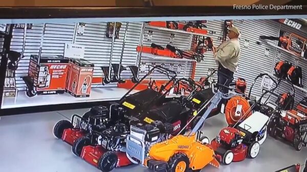 Opa met ballen van staal (en wijde broek) jat kettingzaag uit winkel