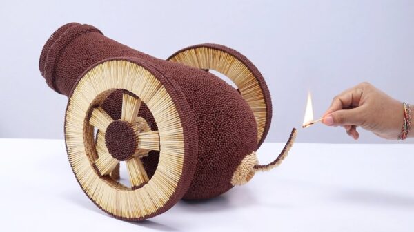 Hobby Bob zet een kanon van maar liefst 50.000 lucifers in de fik