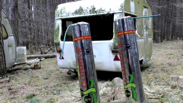 Gekke Belg probeert met 'Koetje' een Cobra 8 een caravan op te blazen