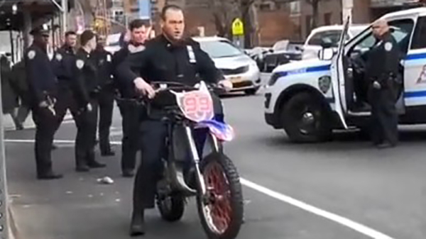 Amerikaanse politieagent wil imponeren met een dikke wheelie