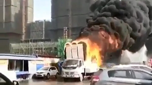 Satanische vrachtwagenchauffeur heeft een spoedbezorging