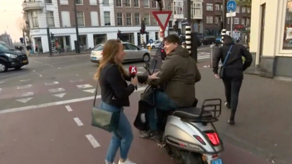 Fietsers eindelijk veilig in Amsterdam: snorscooters moeten vanaf vandaag de weg op!