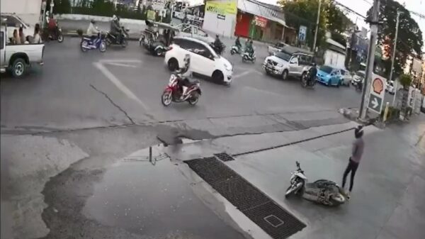 Vrouw op scooter demonstreert tot twee keer toe dat ze voortaan beter kan gaan lopen