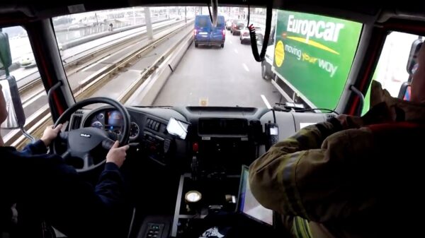 Meerijden met Rotterdamse brandweer na spoedmelding: "Rij toch door man!"