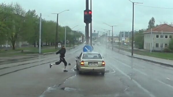 Brokkenpiloot heeft veel haast en zigzagt door het verkee... STOPLICHT