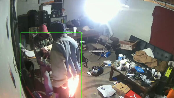 Broek vliegt in de fik als rommelkont zichzelf opwarmt bij de kachel