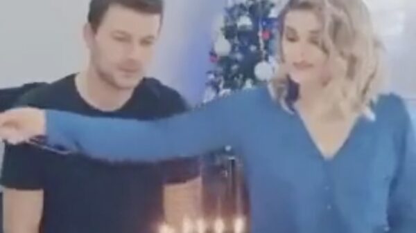 Kaarsen met een vliegenmepper uitslaan