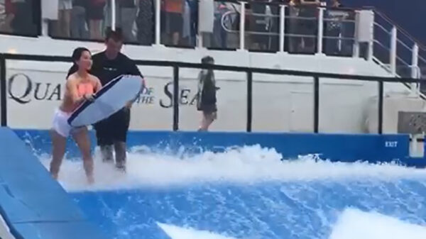 Surfdame geeft zich per ongeluk bloot