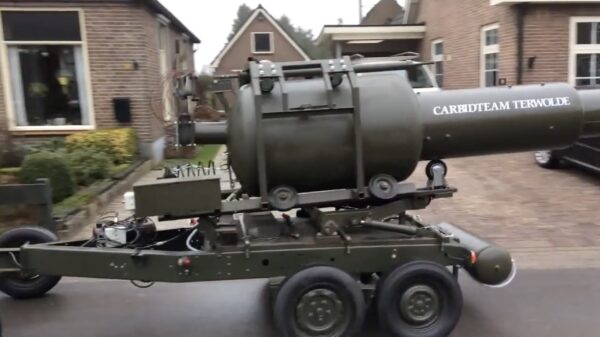 Een ouderwets stukje rammen met carbid in een zelfgebouwd kanon