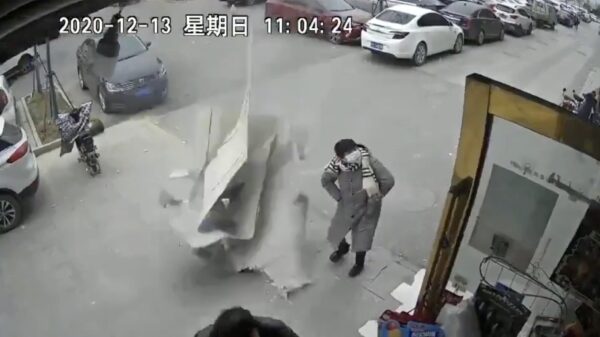 Dankzij een kleine aarzeling loopt deze vrouw nog in China rond