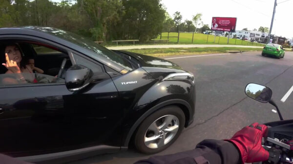 Roadragende automobiliste kan dankzij wraak van motorrijder naar de autogarage