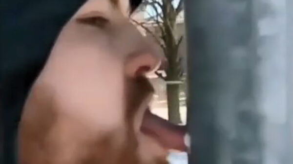 Je tong blijft echt niet aan die lantaarnpaal plakken!