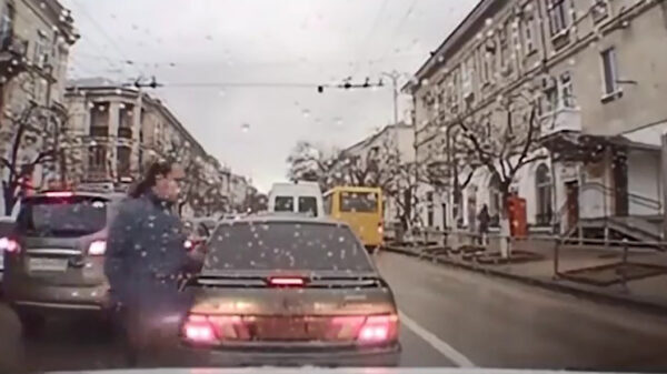 Rus zit compleet in zijn telefoon en wordt gebodychecked door een bus