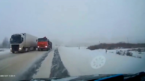 Pas op: van inhalende vrachtwagens in de sneeuw parkeer je ondersteboven