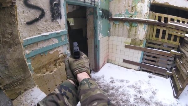 SWAT-agent doet mee met airsoftwedstrijd en sloopt de competitie