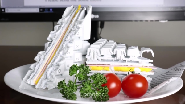 Creatieveling maakt toetsenbord-sandwich in supervette stopmotionvideo