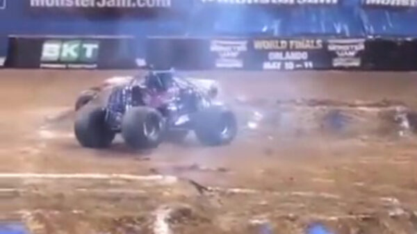 Monstertruck-bestuurder showt even zijn bizarre chauffeurskills