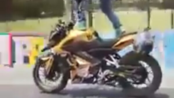 Op een motor staan blijkt ook nu weer een slecht idee