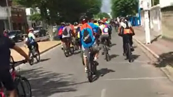 Toeterende bejaarde heeft geen geduld voor groepje wielrenners