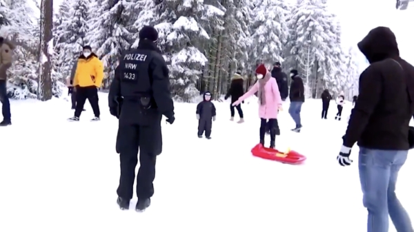 Politie grijpt in bij asociale dagjesmensen die gesloten Winterberg tóch bezoeken