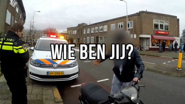 Scooterbink wordt pislink als hij wordt aangehouden vanwege defect remlicht