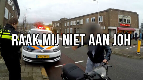 Scooterbink wordt pislink als hij wordt aangehouden vanwege defect remlicht