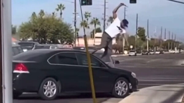 Kerel wordt ondersteboven gereden tijdens bizarre verkeersfittie in Phoenix