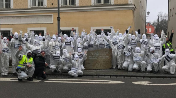 Oostenrijkse wappies doen "Hitlergroet" voor geboortehuis Adolf Hitler