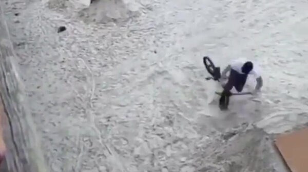 Stuntfietser parkeert 'm net voor de schans