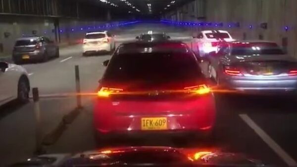 18-jarige schrijft net gekregen Mercedes af tijdens straatrace in tunnel