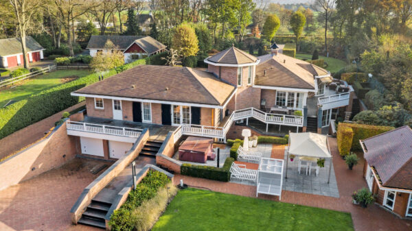 Hey pssst, huisje met zwembad en bruine kroeg kopen? Slechts €2.600.000,-