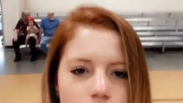 Moppie gooit basketbal achterlangs als een echte pro