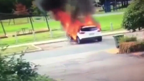 Moeder redt haar kinderen net op tijd uit brandende auto