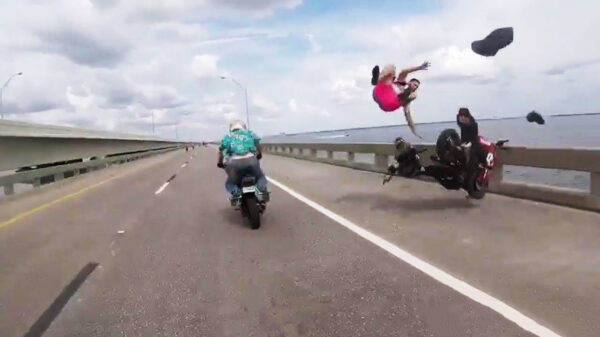 Motorrijder let even niet op en klapt hard op een geparkeerde collega