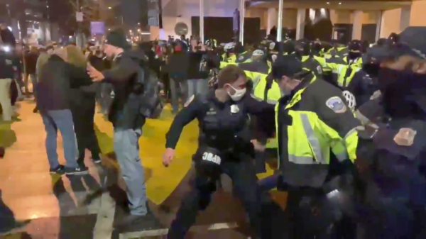 Trumpsupporters vs politie: het was een zootje in Washington vannacht
