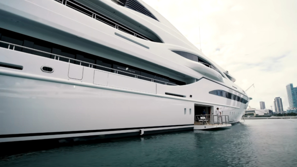 Even rondkijken in het 60 miljoen kostende megajacht van James Bond