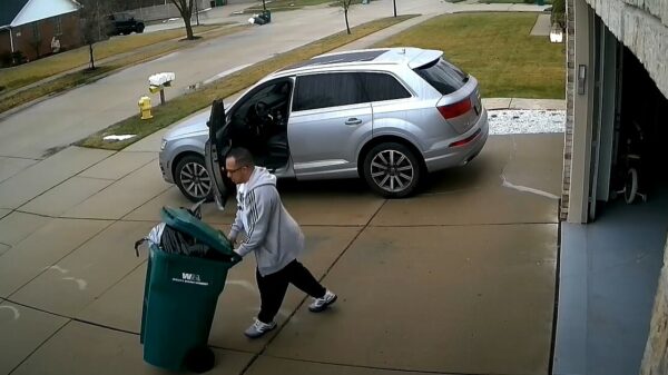 Kerel achtervolgd door iets té speelse hond van de buren